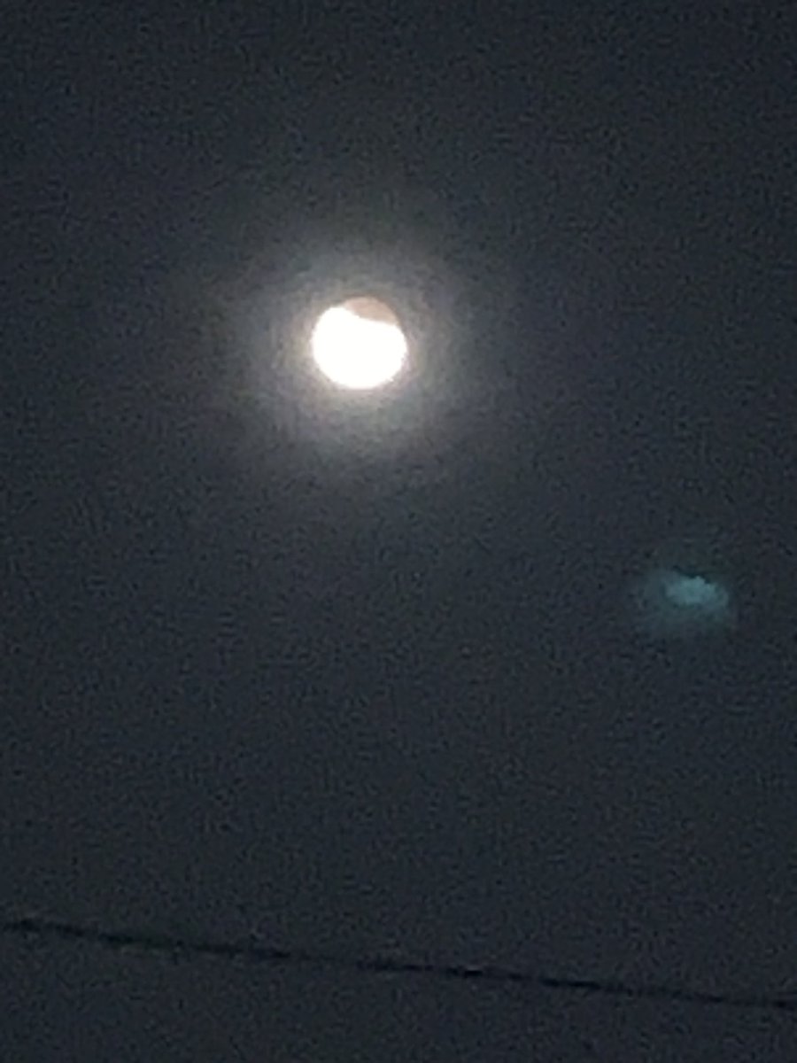 ayakamr_'s tweet photo. バイトから帰ったら月見て！って言われて写真撮ってみた🌙
1週間の疲れで月どころじゃなかったけど一応見れて良かった！
そういえばDTRまだ更新されなかったみたいで悲しい… https://t.co/Vc1m8il7g7