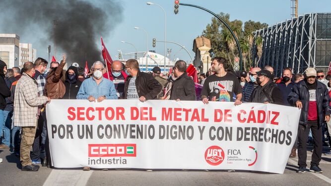 JuventudesParla's tweet photo. Nuestro máximo respeto y apoyo a los trabajadores del metal de Cádiz. Violencia es que no se respeten los convenios o los derechos básicos de los trabajadores, no cortar una calle o quemar un contenedor. Os enviamos fuerza y el deseo de que la huelga sea fructífera. https://t.co/PSnAQlglFY