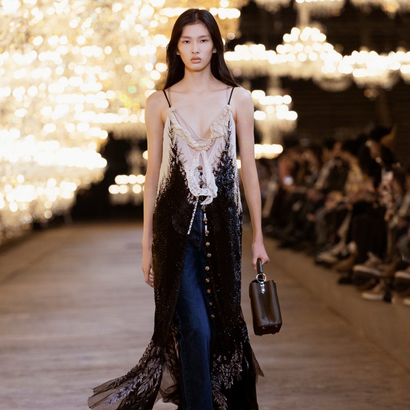 LouisVuitton's tweet photo. #LVSS22
An opulent ball. Presented in Shanghai, @TWNGhesquiere’s latest #LouisVuitton collection is situated at the threshold of couture, demonstrating the Maison’s savoir-faire and craftsmanship. Watch the show on Twitter or https://t.co/OPrRXYUU0i