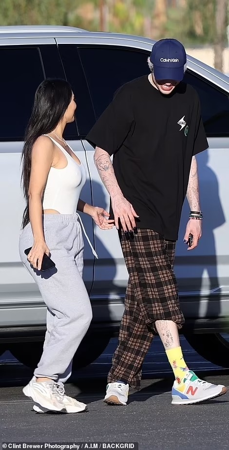 DailyMailCeleb's tweet photo. In @DailyMail`s exclusive pictures, Pete grins like a lovestruck teenager as he clings on to Kim's hand 

READ MORE: https://t.co/xefHwr4FsH https://t.co/ZMqN9wszR3