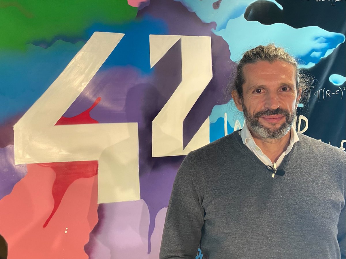 42MadridFTef's tweet photo. 🗣️ "Me va de crispy chicken"
Nunca desvelaremos lo que quiso decir @serrahim con estas palabras. Eso sí, la inmersión en experiencia de cliente que han recibido hoy los asistentes a la #42TokenWeek ha sido épica... https://t.co/i8rOPQtToE