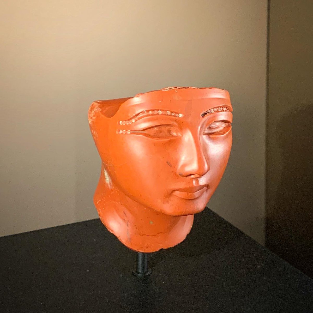 LivyEtoile's tweet photo. #TheAlthaniCollection
Égypte Nouvel Empire, XVIIIè dynastie. En jaspe rouge pur, symbole de vie, cette tête royale vient d’une statue composite initialement ornée avec couronne de faïence/barbe en bronze. Ces attributs pourraient évoquer la figure de la Reine-pharaon Hatchepsout. https://t.co/vUT1pbUmRg