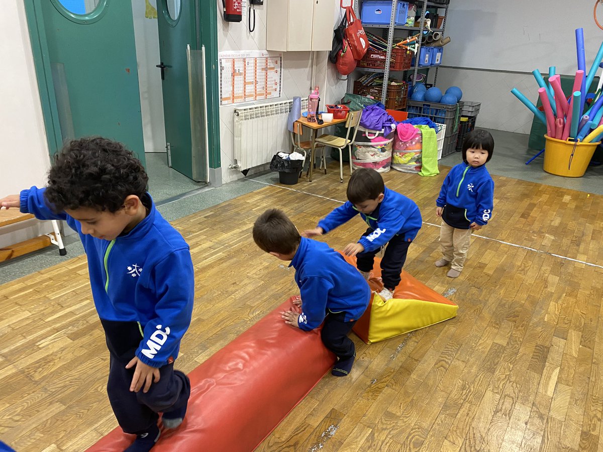 GeorginaMDC's tweet photo. P3A: circuit psicomotriu treballem l’equilibri, el rastreig i la tombarella. 😁😁😁@escolamdcprat https://t.co/VH5Z9EnvLn