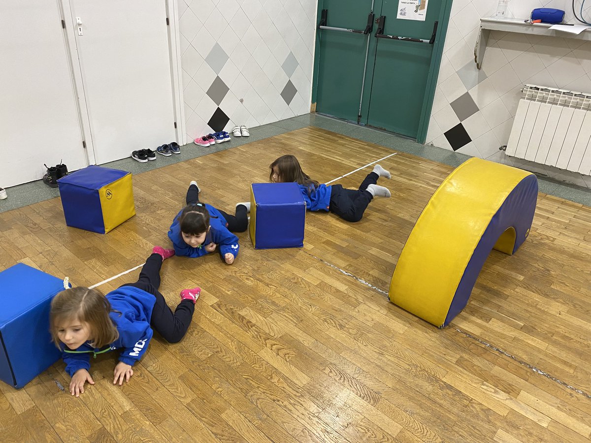 GeorginaMDC's tweet photo. P3A: circuit psicomotriu treballem l’equilibri, el rastreig i la tombarella. 😁😁😁@escolamdcprat https://t.co/VH5Z9EnvLn