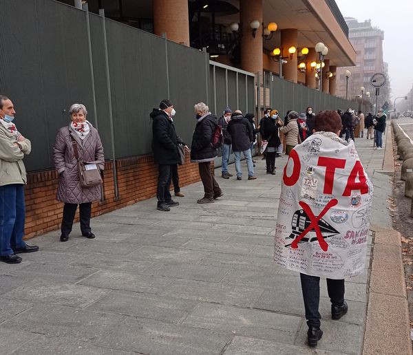 notav_info's tweet photo. Fila interminabile oggi al tribunale di Torino per querelare il direttore di @repubblica Molinari per le sue deliranti esternazioni sul movimento #notav. Ne vedremo delle belle! https://t.co/nP1NzIQGa2