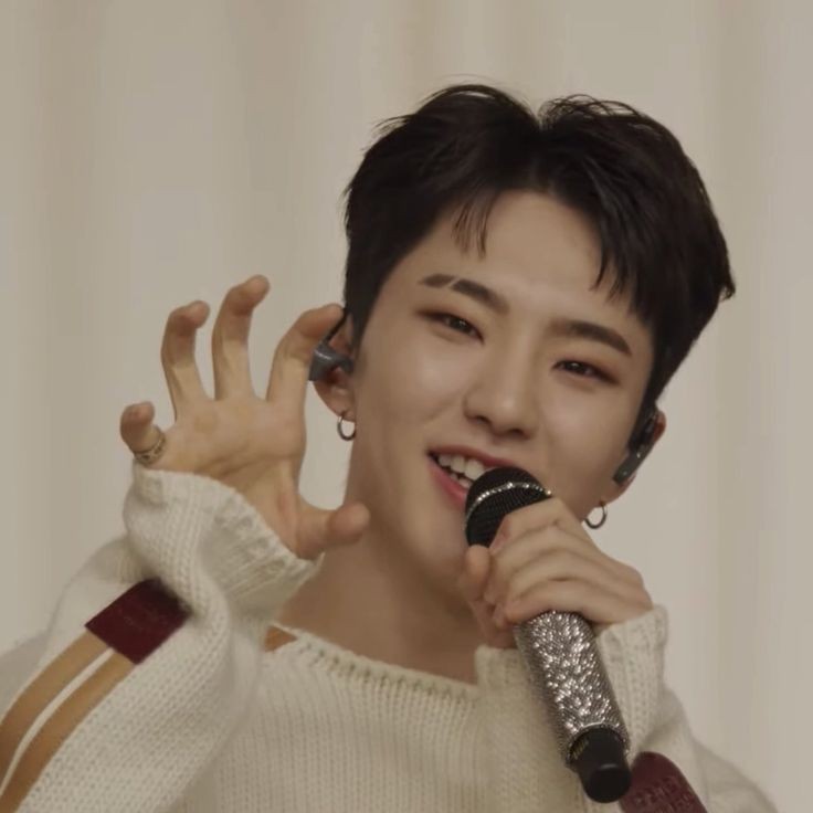 WHO IZ ONLINE I HAVE KPOP ART TO POST SOON