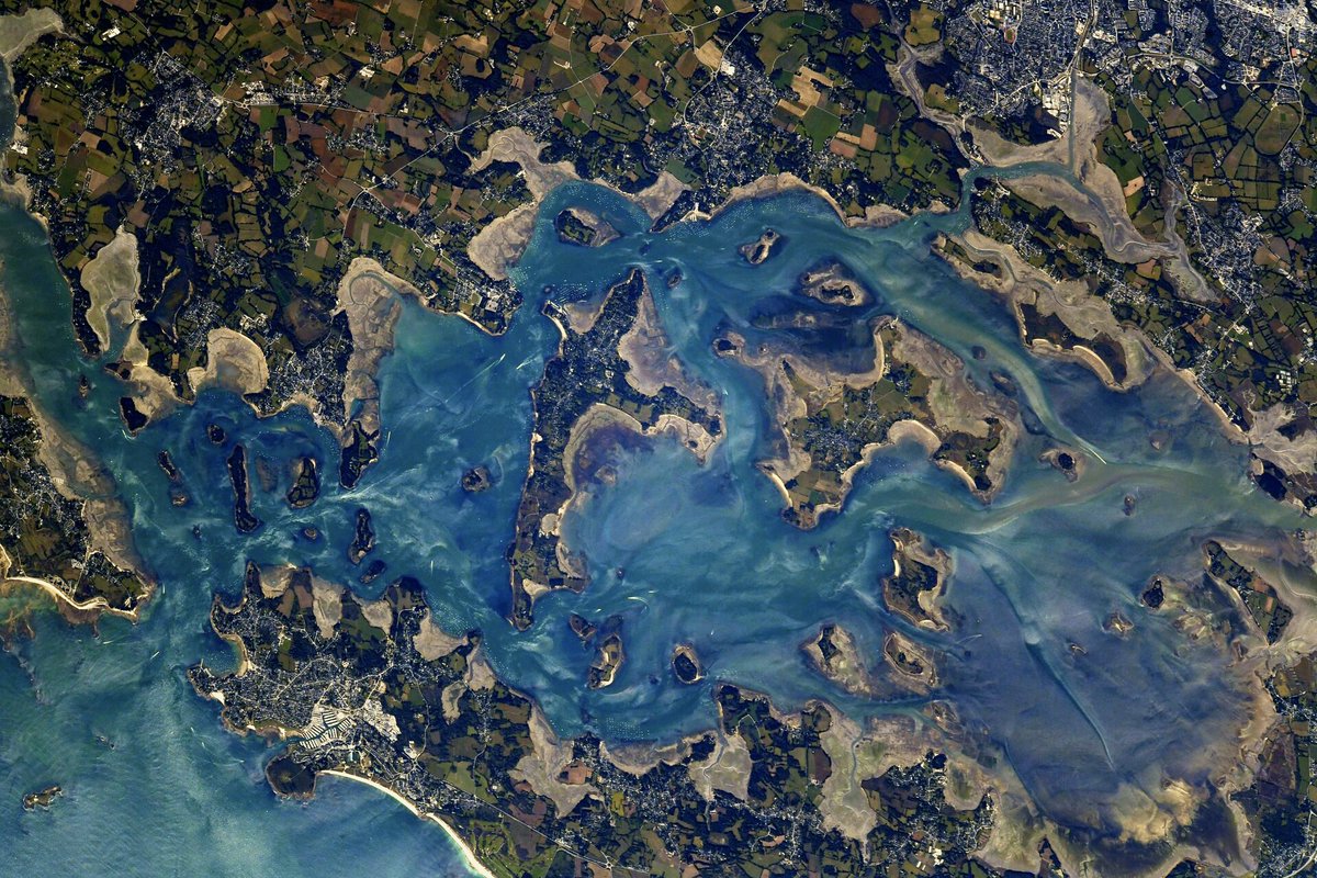 CNES's tweet photo. La France vue par @Thom_astro 🇫🇷🧑‍🚀📸
Une galerie photo pour découvrir notre pays depuis l'espace, avec des clichés réalisés pendant la #MissionAlpha ▶️ https://t.co/WV5CPjJXH8 https://t.co/SXym7jLizR
