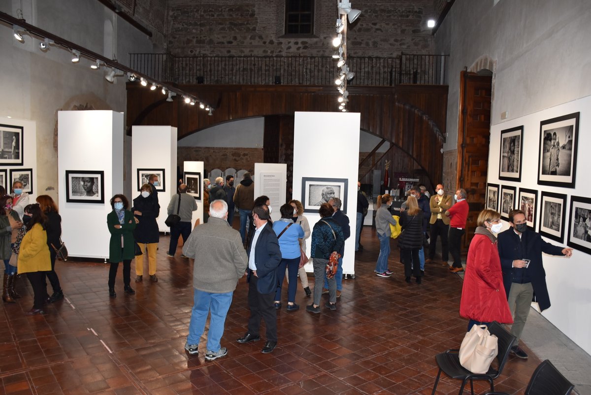 TalaveraAyto's tweet photo. 📸 El equipo de Gobierno visita la muestra ‘Noticias desde Bobo Dioulasso’, con imágenes de Antonio Damián Gallego en Burkina Faso, en el Centro Cultural El Salvador

#PromociónCultural #CentroElSalvador #Exposición #Fotografía #TalaveraDeLaReina

👉+info: https://t.co/i8L1WWCe8F https://t.co/IkfOrZOCGw