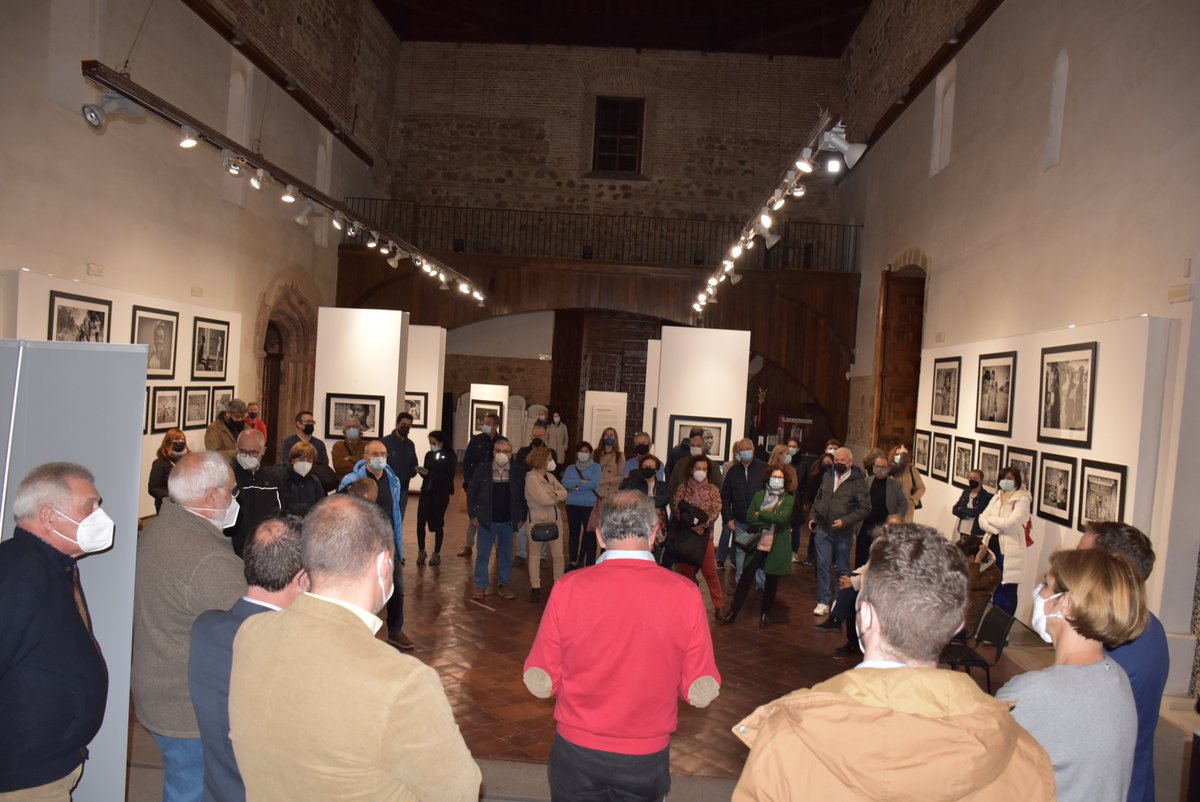 TalaveraAyto's tweet photo. 📸 El equipo de Gobierno visita la muestra ‘Noticias desde Bobo Dioulasso’, con imágenes de Antonio Damián Gallego en Burkina Faso, en el Centro Cultural El Salvador

#PromociónCultural #CentroElSalvador #Exposición #Fotografía #TalaveraDeLaReina

👉+info: https://t.co/i8L1WWCe8F https://t.co/IkfOrZOCGw