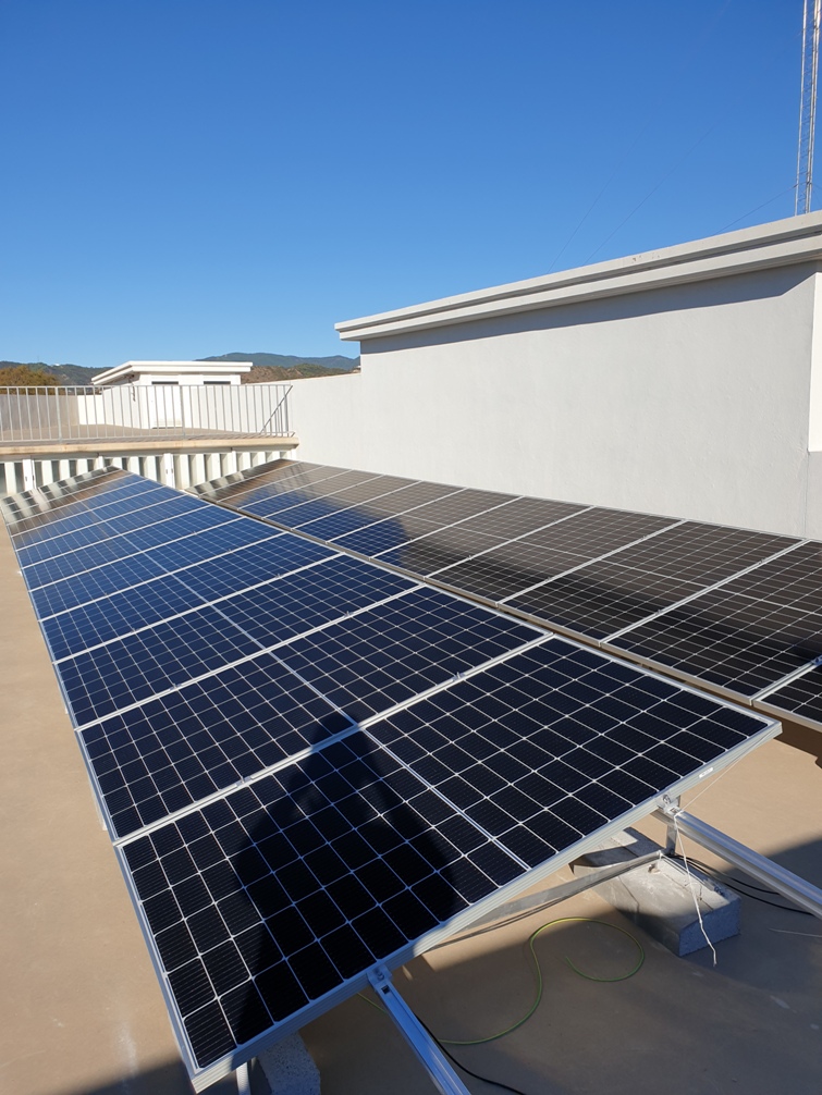 azulyverde (@azulyverde_) on Twitter photo Os mostramos la instalación realizada en <a href="/ServoVendi/">ServoVendi</a> (Málaga)🏭 que ha aprovechado su cubierta para colocar 24 #placassolares☀️, con las que contribuirá al cuidado del medio ambiente🌱 a la vez que ahorra en su factura eléctrica💸.
¡Feliz viernes! Os mostramos la instalación realizada en <a href="/ServoVendi/">ServoVendi</a> (Málaga)🏭 que ha aprovechado su cubierta para colocar 24 #placassolares☀️, con las que contribuirá al cuidado del medio ambiente🌱 a la vez que ahorra en su factura eléctrica💸.
¡Feliz viernes!