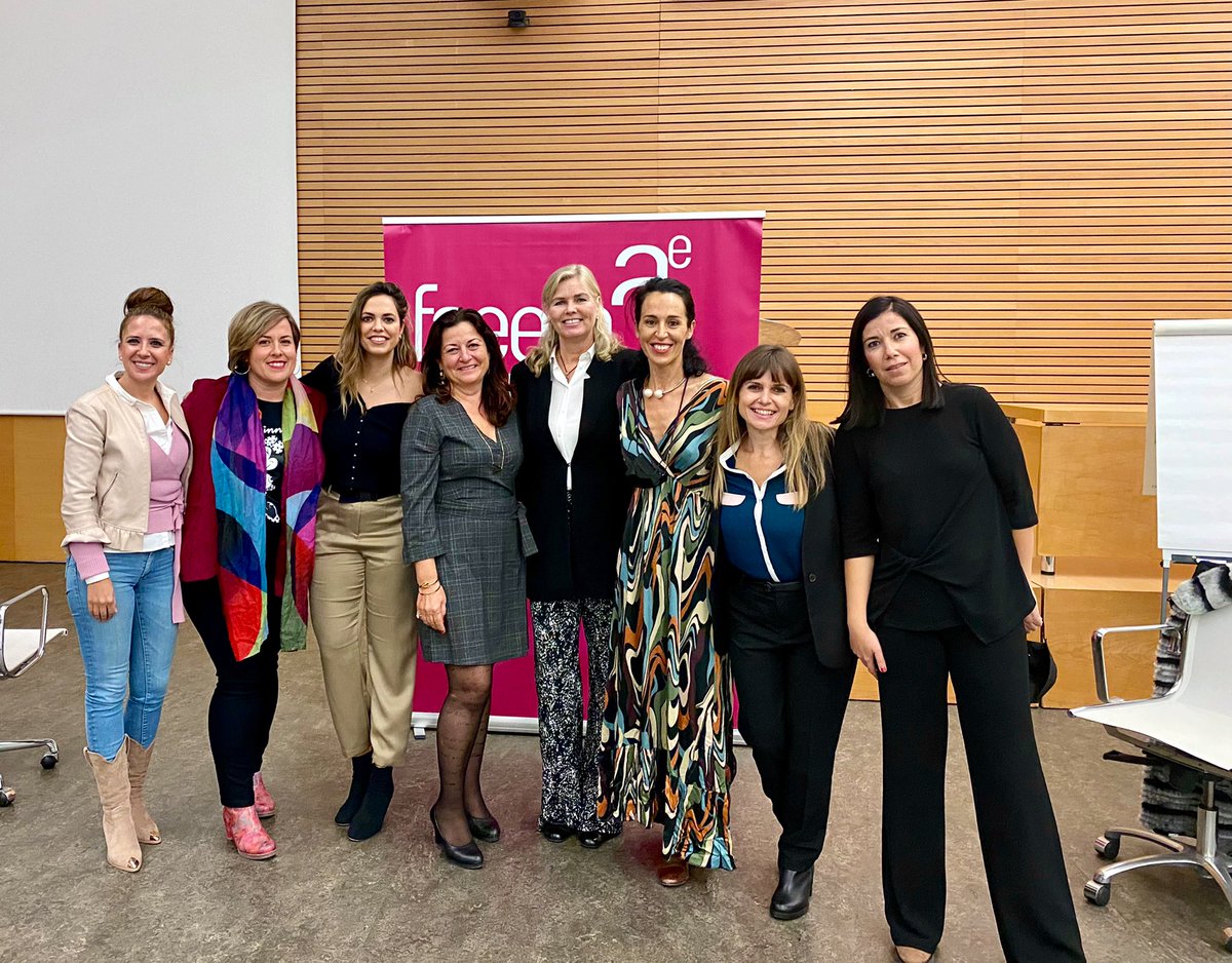 agatares's tweet photo. El #diadelamujeremprendedora es hoy, y todos los días 💪

Hoy lo visibilizamos con esta imagen, de #mujeresemprendedoras de nuestra tierra.

A ti, que levantas cada día la 'persiana' de tu negocio,
A ti, que haces malabares en tu trabajo a diario...

Olé tu. Mujer EMPRENDEDORA 💪 https://t.co/MLm7ZWNYJa