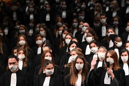 justice_gouv's tweet photo. Prestation de serment des greffiers, promotion 2021
« Je jure de bien et loyalement remplir mes fonctions et de ne rien révéler ou utiliser de ce qui sera porté à ma connaissance à l'occasion de leur exercice. »
Vous aussi devenez greffier > https://t.co/KX3hPsjDeD
@Justice_ENG https://t.co/aaiS0MbtRC