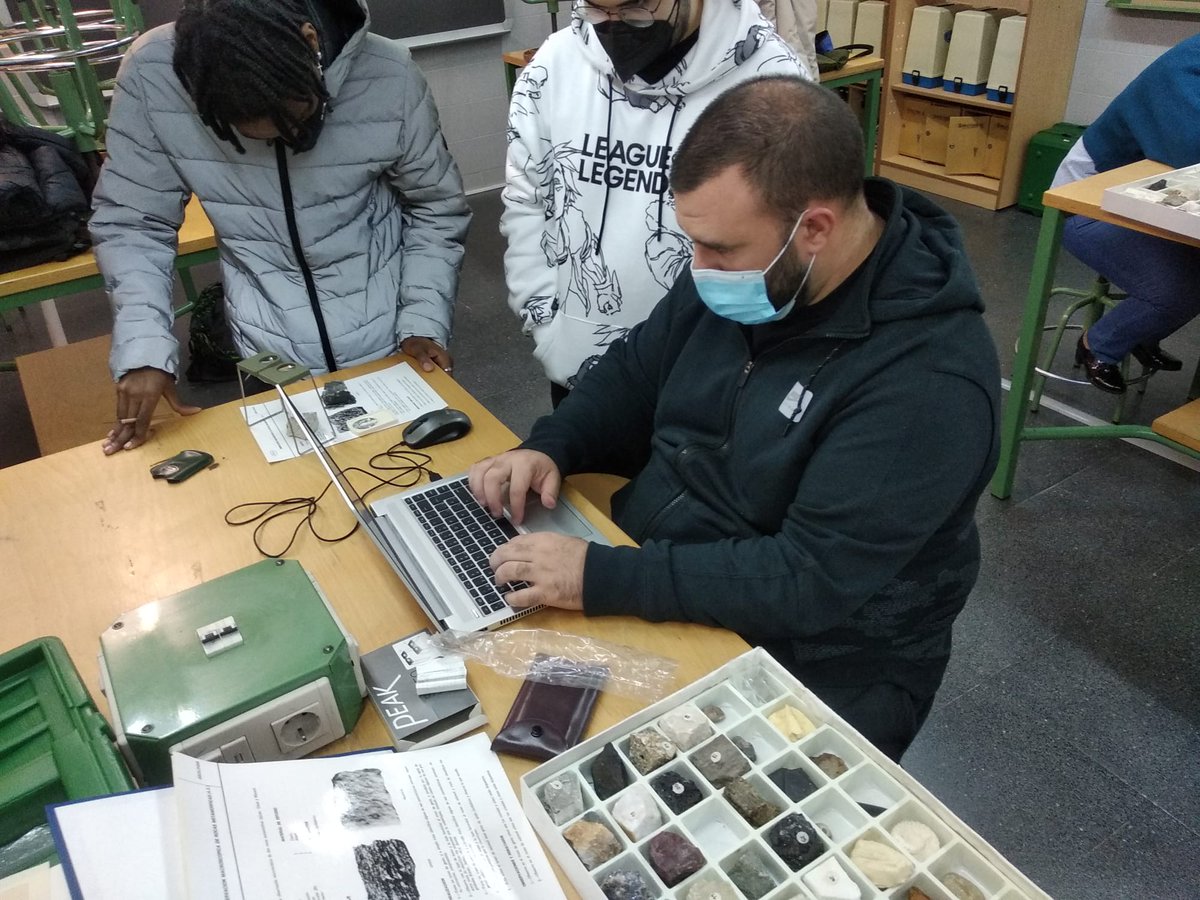 cepafuenla's tweet photo. En @cepafuenla trabajamos contenidos de Geología con los alumnos de N1D: Identificación de rocas macroscópica y microscópicamente. Te invitamos a conocer nuestro laboratorio, nuestros profes y alumnos de ACT ¡Orgullosos de ellos! #SomosSTEM #FreireExperience #FreieGoodVibes https://t.co/d43JlU0Mcl