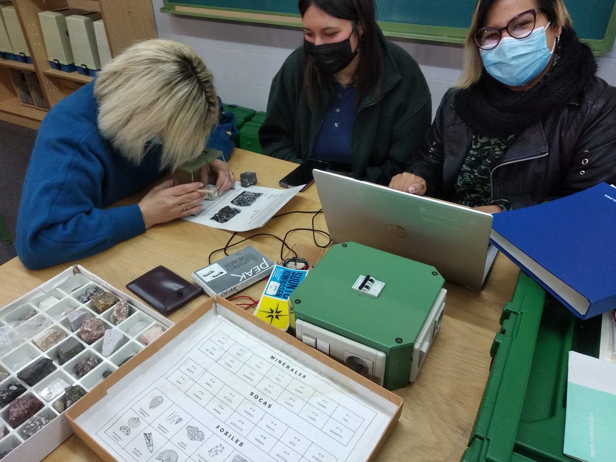 cepafuenla's tweet photo. En @cepafuenla trabajamos contenidos de Geología con los alumnos de N1D: Identificación de rocas macroscópica y microscópicamente. Te invitamos a conocer nuestro laboratorio, nuestros profes y alumnos de ACT ¡Orgullosos de ellos! #SomosSTEM #FreireExperience #FreieGoodVibes https://t.co/d43JlU0Mcl