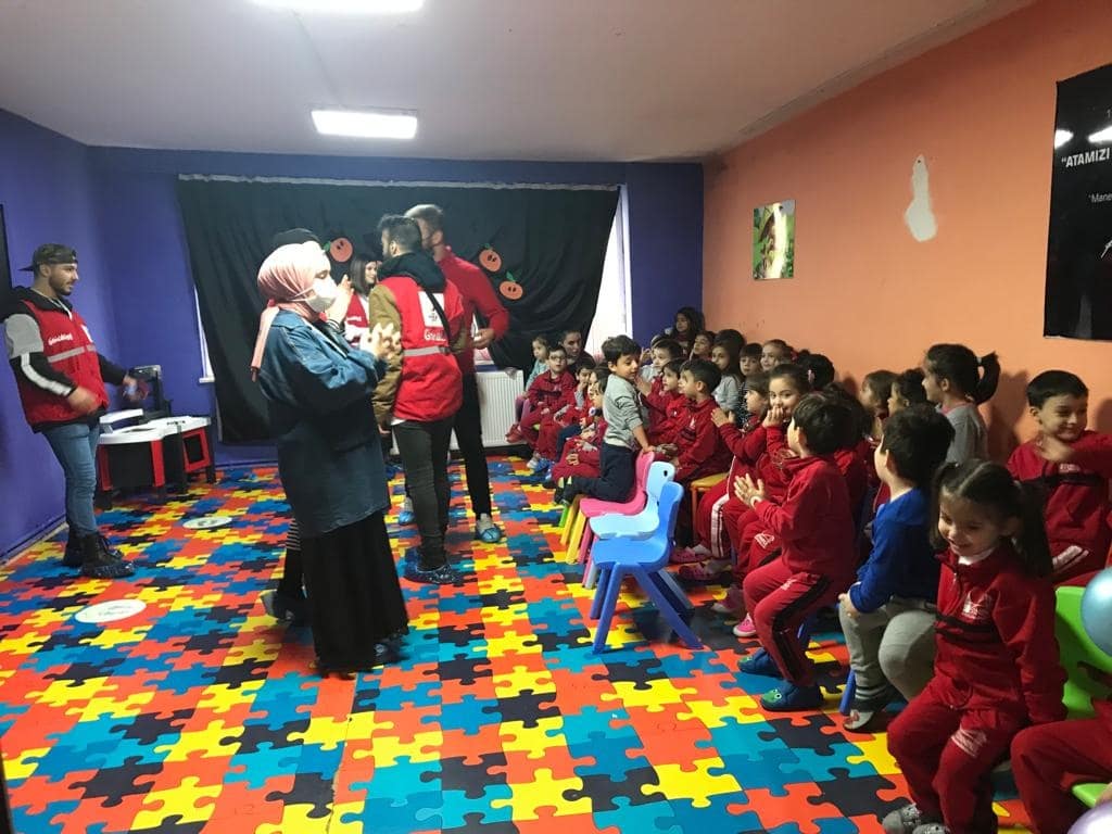 Sinop Genç Kızılay olarak 20 Kasım Dünya Çocuklar Günü kapsamında anaokulu ziyareti gerçekleştirdik. Kızılay Çizgi filmleri izleterek oyunlar oynadık. Çocuklarımız bizlere yazdıkları mektupları ve yaptıkları resimleri verdiler.