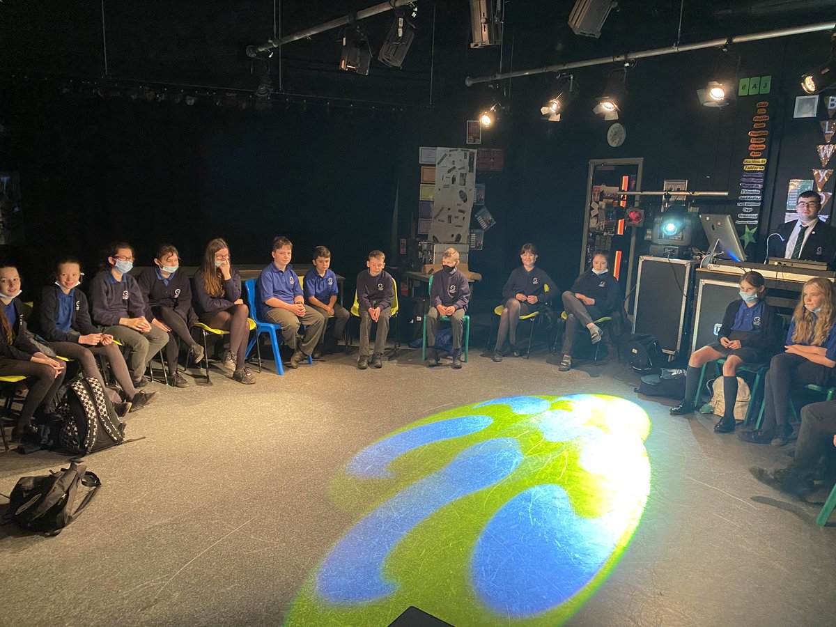 DramaOlwg's tweet photo. Blwyddyn 7 wedi dysgu am oleuo llwyfan heddiw 💡🎭 @GarthOlwg_Canol https://t.co/cR3PxiDozG