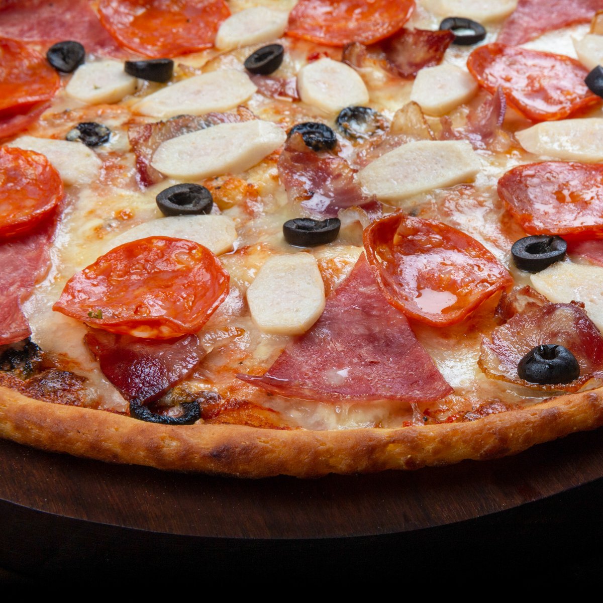 Why have 1 #meat, when you can have 4? 🍕

Featured here: #Chicken Lover Delight consisting of chicken pepperoni, chicken ham, chicken rashers, chicken sausage, black olives and cheese. Does it get any better?

#MeatLovers #Meatzza #MeatPorn #Pizzas #Pepperoni #Bangalore