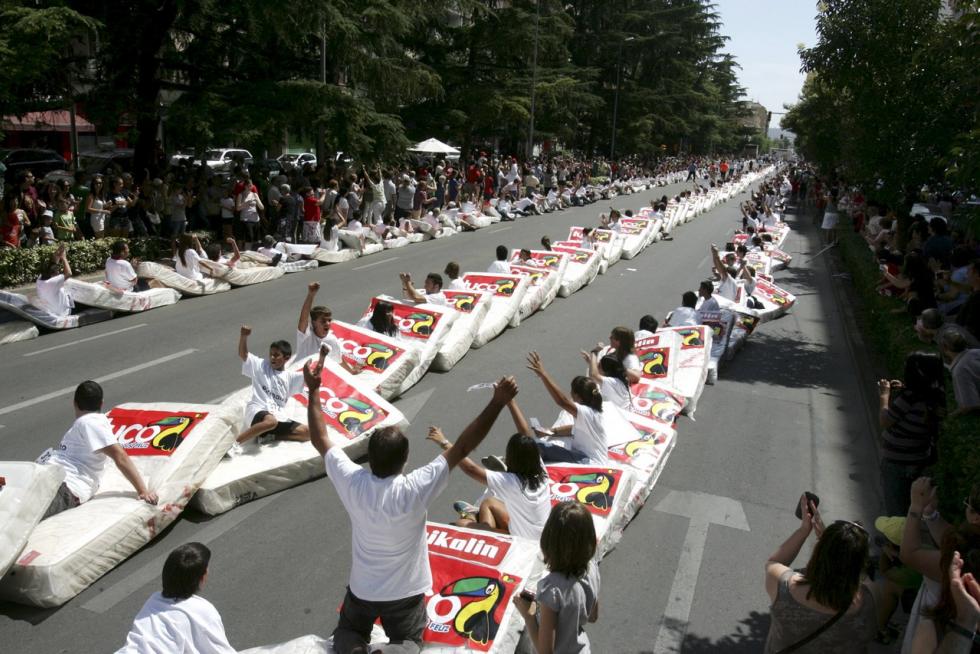 ¿Sabías que en 2011 batimos #RecordGuinness del #Dominó humano de colchones? 

¡Pues ya lo sabes! 
#ActitudTuquera

🪶 Enlace Noticia. cutt.ly/uTTX8n6
 📸 <a href="/heraldoes/">Heraldo de Aragón</a> - Huesca, 2011