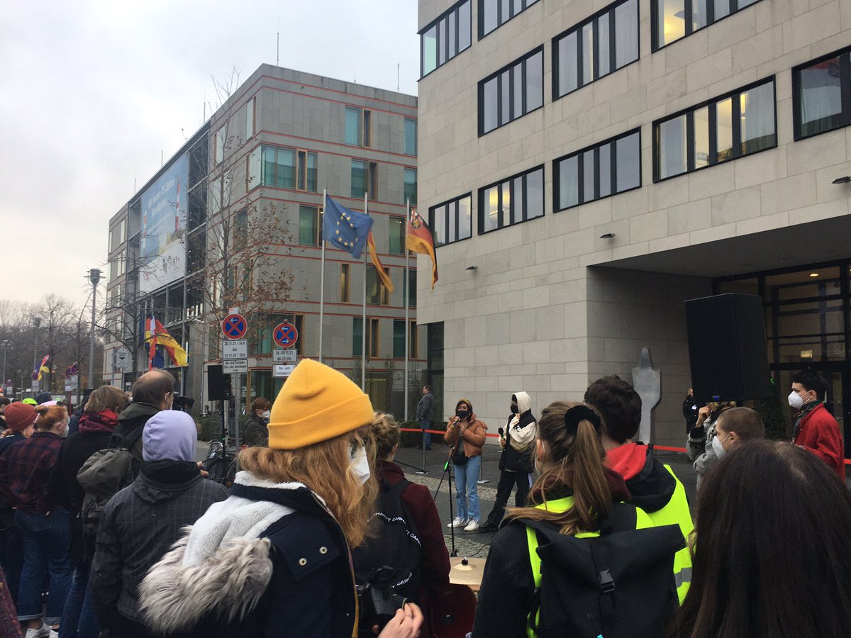 „We have to understand that the Climate Crisis is about the ongoing colonialism, extractivism &amp;  landgrabbing from global north countries since centuries“ Mitzi

We have to learn, watch and Listen to <a href="/FFFMAPA/">Fridays For Future MAPA</a> <a href="/mitzijonelle/">Mitzi Jonelle Tan #EndClimateImperialism</a> 

#ClimateJustice #AmpelAufKrise