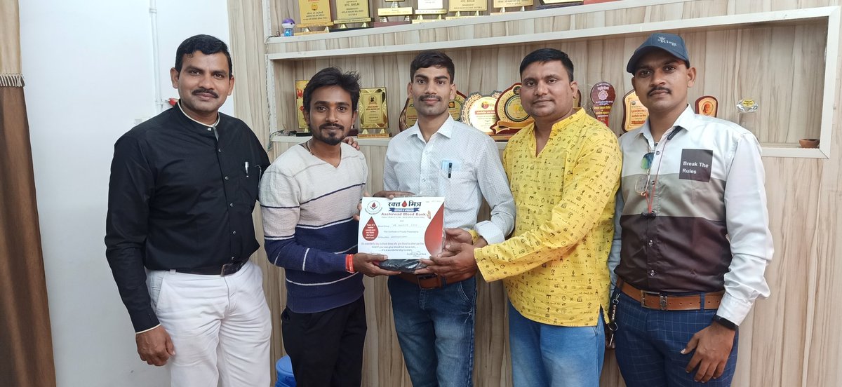surajsahurdcg's tweet photo. अपने जन्मदिवस के अवसर पर में हजारों की पार्टी करे या ना करे  रक्तदान कर किसी जरूरतमंद का विकट समय पर सहयोग जरूर करे व  एक दूसरे की मदद में अपना अमूल्य सहयोग जरूर दे
हमारे भाई @0788Kanhaiya द्वारा अपने जन्मदिन पर स्वयं व साथ ही अपने दो दोस्तों को भी रक्तदान किए @vikasjaiswal_23 https://t.co/Yszf4oSMf8