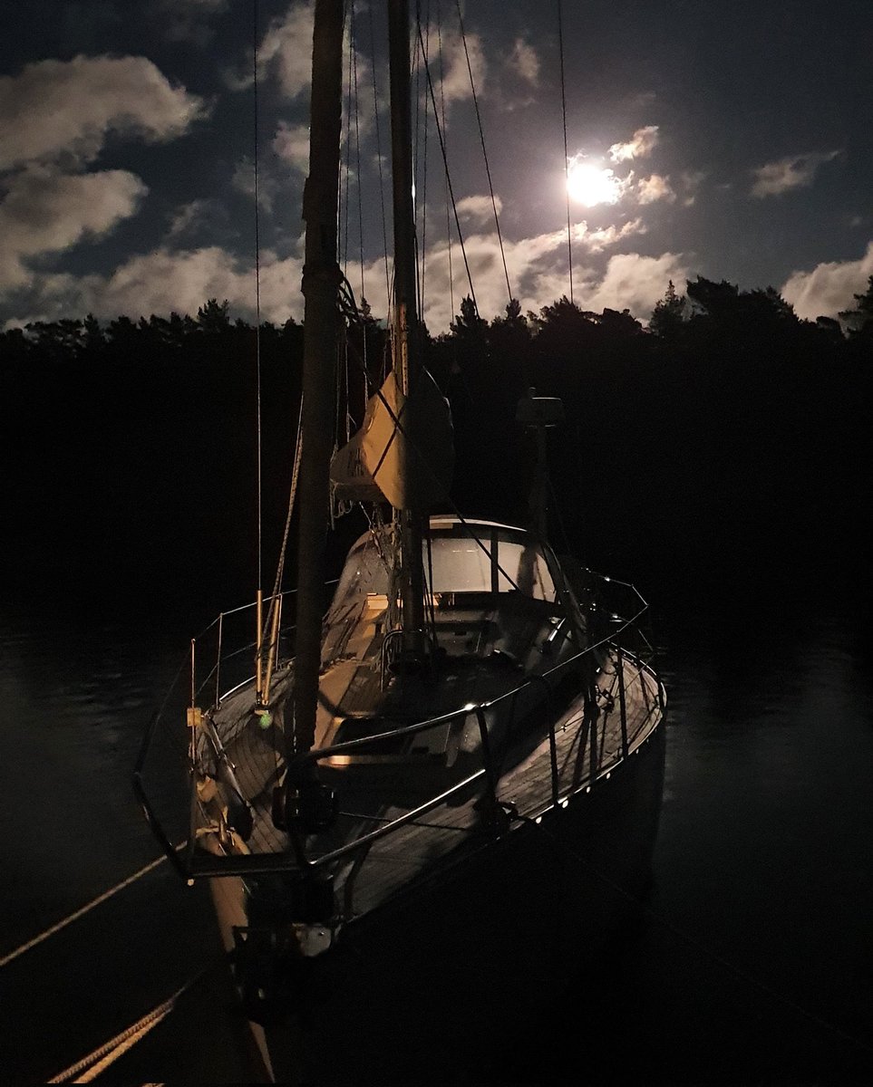 Eilen oltiin saaristossa ihan kuutamolla.
#saaristo #purjehdus #veneily