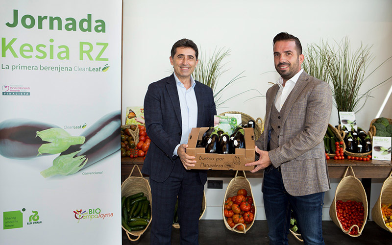 Portagrano's tweet photo. 🆕Bio Campojoyma presenta a sus agricultores la primera #berenjena sin vellosidades: Kesia RZ
https://t.co/cKuXoyMBXL
Una obtención vegetal de #RijkZwaan 🍆🍆🍆bajo el nuevo concepto de #CleanLeaf
#agricultura #Almeria #semillas #innovacion https://t.co/J7fbX0EZVj