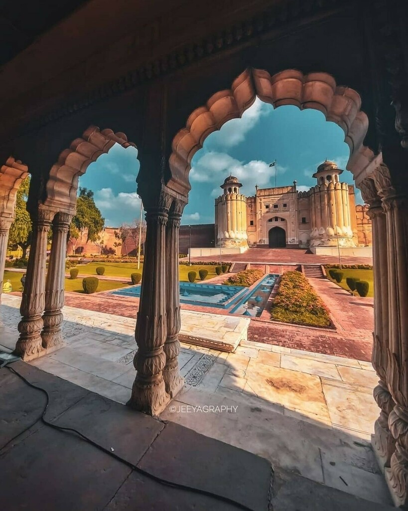 Travelutionpk's tweet photo. LAHORE FORT from a very different perspective

📸 Featured creator: @jeeyagraphy 
▬▬
Get Featured on our page:
📌Use Hashtag #travelutionpk
📌Tag us: @travelution.pk
▬▬
#travelutionpk #travelutiondotpk #travelnews #travelupdates #travel #travelgram  #travelvlogger #travelbl… https://t.co/X5CZZBhkse