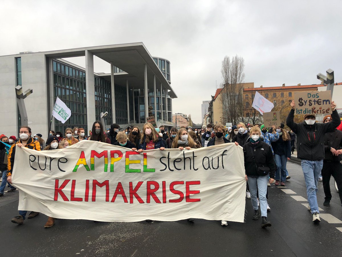 FridayForFuture's tweet image. Wir sind heute laut dafür, dass der Koalitionsvertrag nicht einfach aus unzureichenden Wahlprogrammen zusammengeschustert wird. Wir fordern, dass unsere 100-Tage-Forderungen aufgenommen und umgesetzt werden, um das 1,5°C-Limit einzuhalten! Denn aktuell steht die #AmpelAufKrise