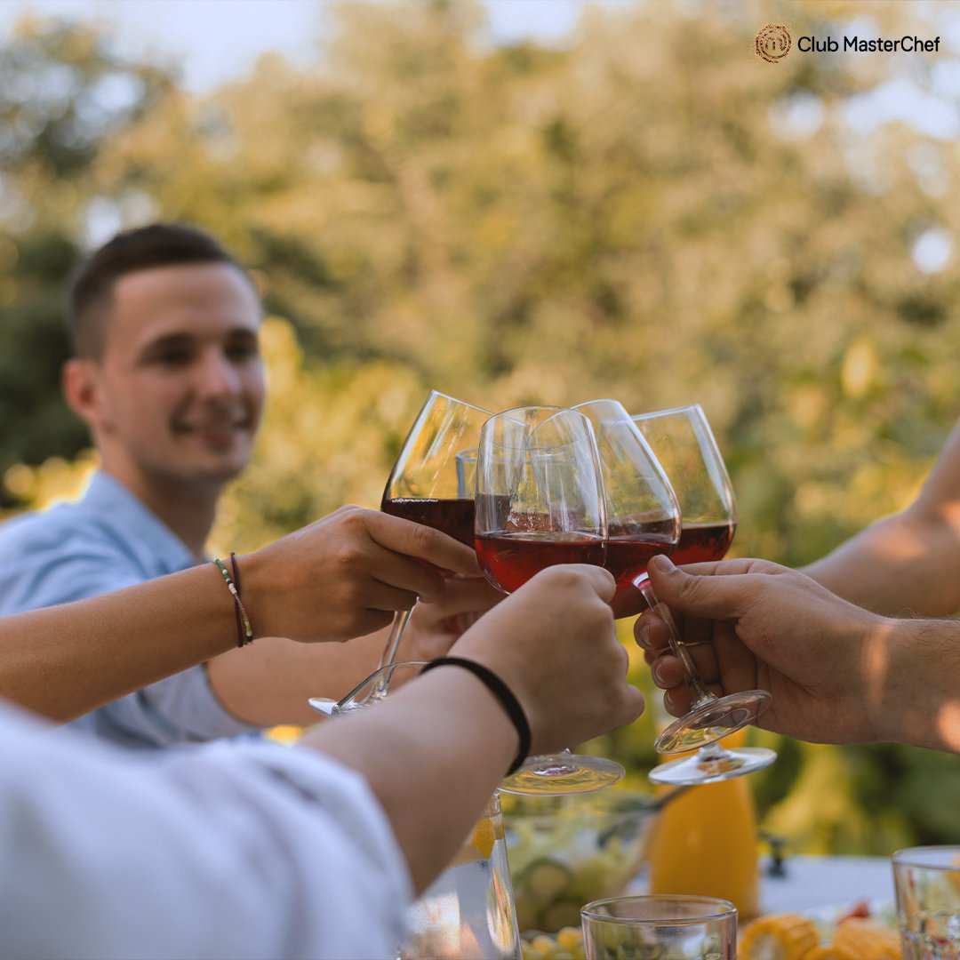 masterchefvinos's tweet photo. ¿Sabes que nuestro @Rioja Wine destaca por su expresividad, equilibrio y elegancia? 😏Un vino brillante, de color cereza intenso, criado en barrica de roble francés 🍷🇫🇷
#vinorioja #vinomasterchef #clubmasterchef https://t.co/uF5ltmmfdR