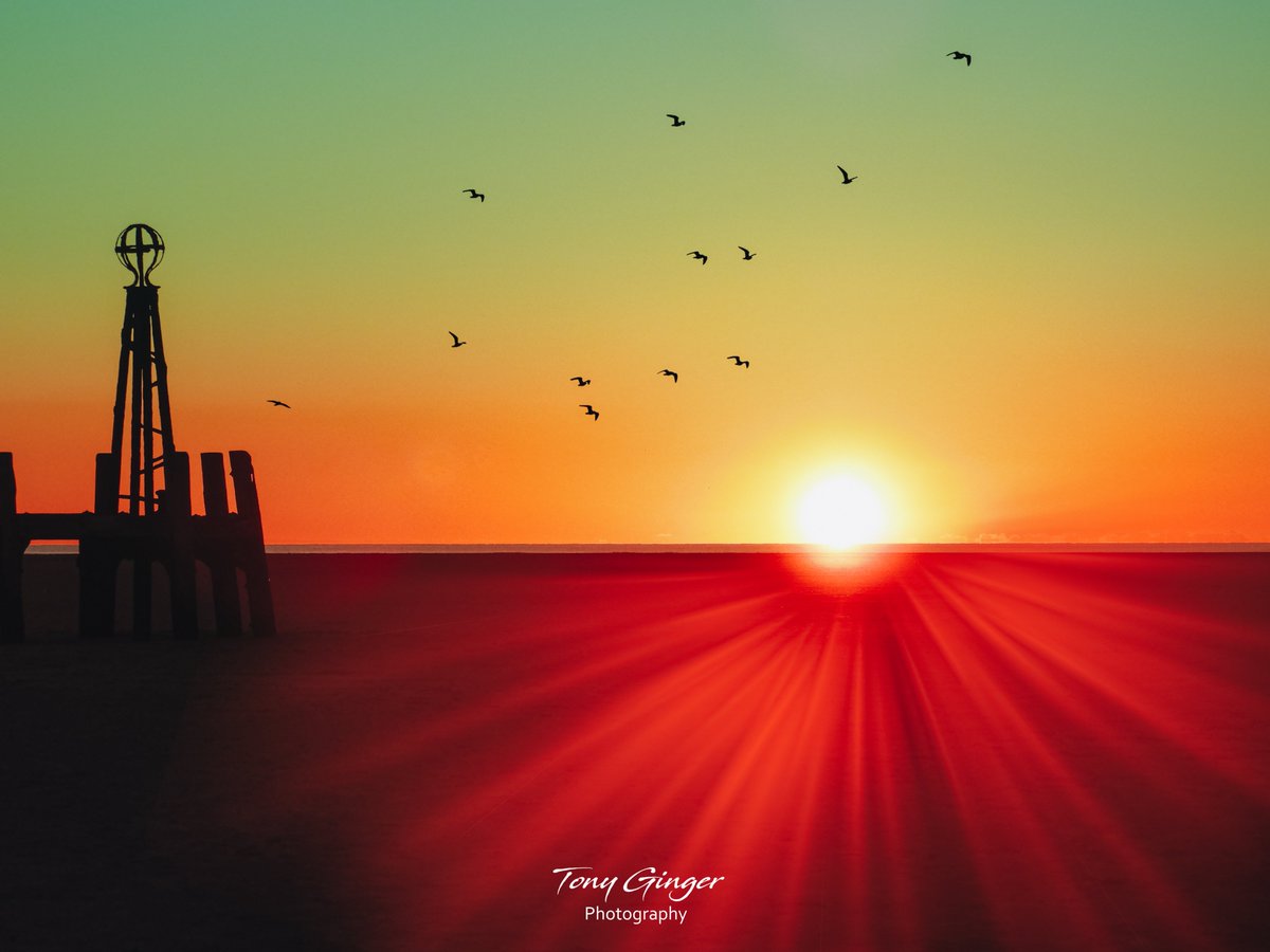 Happy Fridays all you amazing crazy beautiful souls wishing each and every one of you a magical day :) xx :) #PhotographyIsArt #ThePhotoHour #StAnnesBeach 
@StAnnesTweetUp