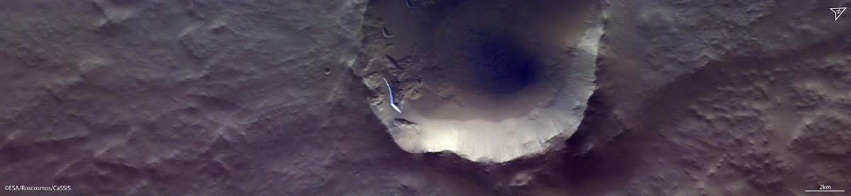 North-facing icy scarps inside this impact crater on #Mars stand out in this new pic taken by <a href="/ExoMars_CaSSIS/">ExoMars CaSSIS</a> ❄️🕳

📷 Hi-res &amp; more info 👉esa.int/ESA_Multimedia… #explorefarther #exomars