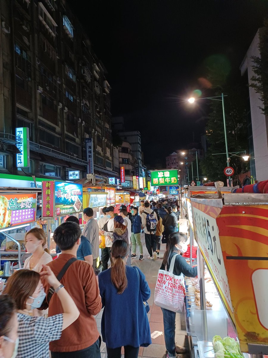 Happy Friday!!

週末下班就是要逛夜市～

#出門戴口罩
#人擠人也別忘了防疫
