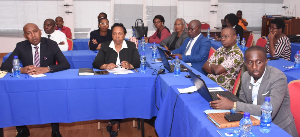 MAEBurundi's tweet photo. Ce vendredi,18 novembre 2021, le Secrétaire Permanent au Ministère @MAEBurundi M.Ferdinand BASHIKAKO a ouvert à La Détente,un atelier de validation de la Stratégie Sectorielle de Bonne Gouvernance, de Lutte contre la Corruption et les Malversations Economiques. https://t.co/qQYZGyctaE