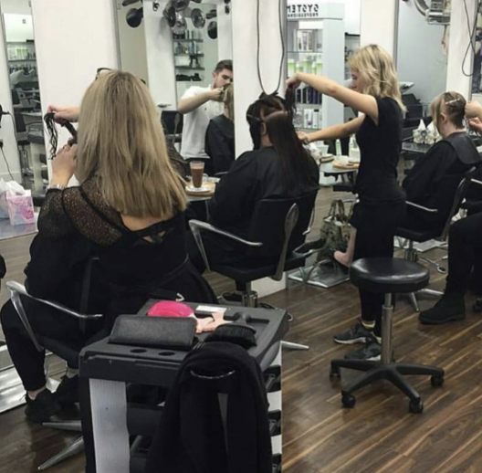 We have a fantastic opportunity to join our award winning Bracknell salon. We are looking for stylists for both Full Time/Flexible hours, and we will provide continous education, excellent opportunities and a competitive commission structure.

thelexiconbracknell.com/jobs/stylist-m…