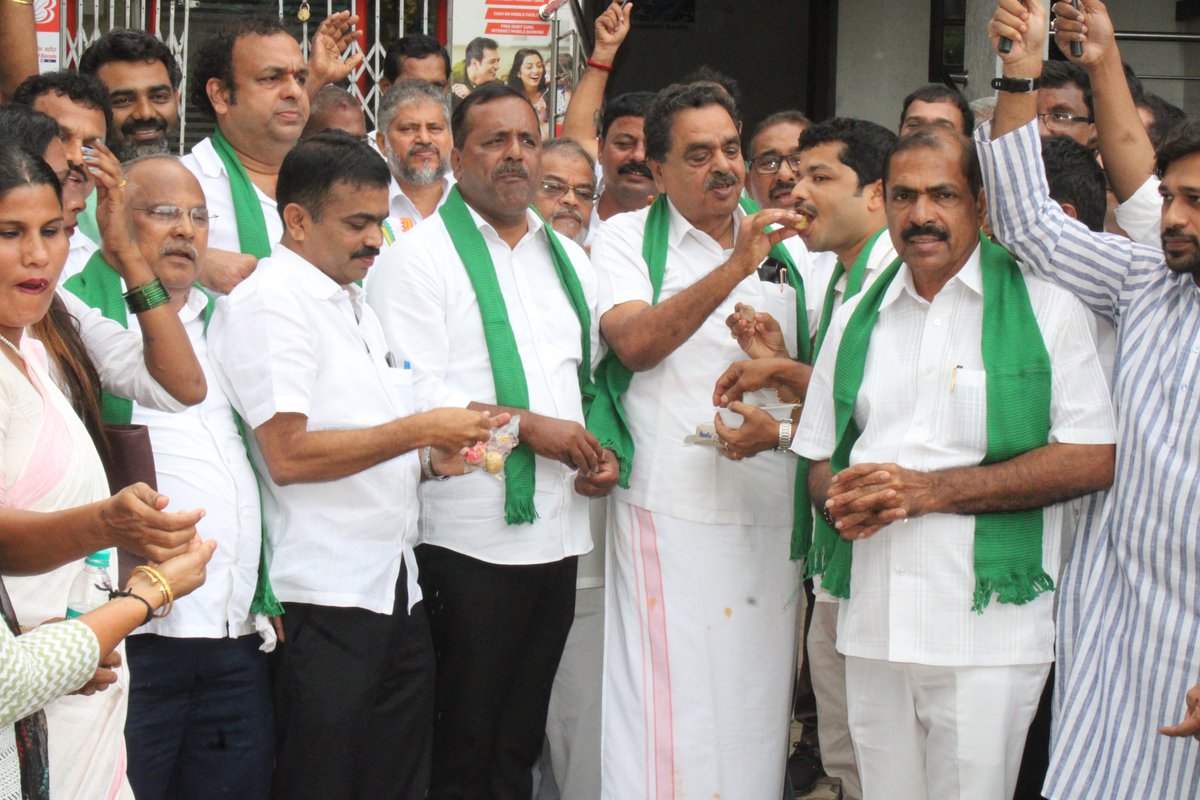 OfficeOfDKDist1's tweet photo. ಕೇಂದ್ರ ಸರ್ಕಾರ ರೈತರ ಹೋರಾಟಕ್ಕೆ ಮಣಿದು ಮೂರು ವಿವಾದಿತ ಕಾಯ್ದೆಗಳನ್ನು ವಾಪಸ್‌ ಪಡೆದ ಹಿನ್ನೆಲೆಯಲ್ಲಿ ದ.ಕ. ಜಿಲ್ಲಾ ಕಾಂಗ್ರೆಸ್ ನಾಯಕರು, ಕಾರ್ಯಕರ್ತರು ಮಲ್ಲಿಕಟ್ಟೆಯ ಕಾಂಗ್ರೆಸ್ ಕಚೇರಿ ಎದುರು ಸಿಹಿ ತಿಂಡಿ ಹಂಚಿ ರೈತರ ಗೆಲುವನ್ನು ಸಂಭ್ರಮಿಸಿದರು.
#officeofdkdcc https://t.co/AZyRhRJDV3