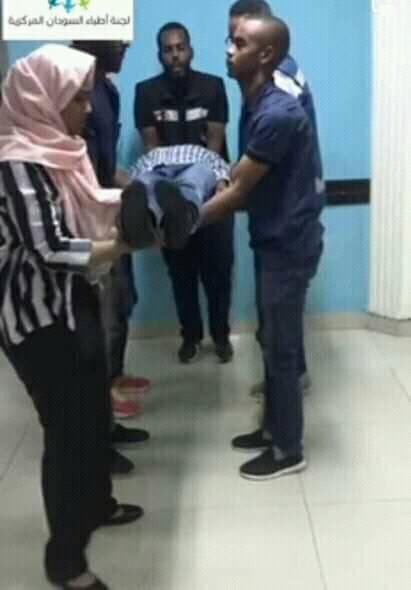 wa3ill's tweet photo. ⭕ ي اخوانا.. 📌.. 
-المصاب الفاقد للوعي بتشال كدا... 
ممكن تكون الناس خايفة ومتوترة صح.. ☑️
لكن شوية تركيز بتنقذ حياة زول🙏🏻✨
#مجزرة17نوفمبر https://t.co/YW2pMCsQND