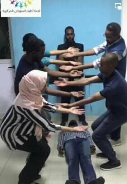 wa3ill's tweet photo. ⭕ ي اخوانا.. 📌.. 
-المصاب الفاقد للوعي بتشال كدا... 
ممكن تكون الناس خايفة ومتوترة صح.. ☑️
لكن شوية تركيز بتنقذ حياة زول🙏🏻✨
#مجزرة17نوفمبر https://t.co/YW2pMCsQND