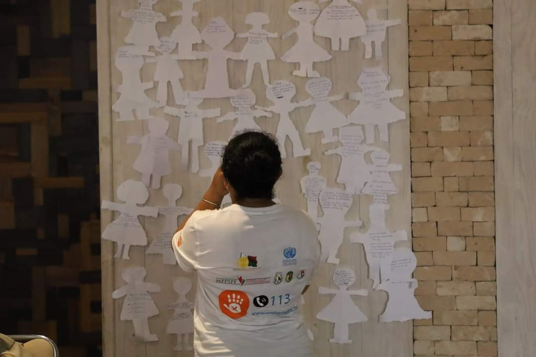 UNFPAMadagascar's tweet photo. A good mastery of legal context & key role of different actors in #GBV Prevention & Response is vital for more effective management of cases.
This week, @UNFPA w/ Min of Pop, thru funds from @PBFMadagascar strengthened the capacities of 4️⃣0️⃣ #GBV care providers in Toamasina 🇲🇬 https://t.co/8b602xprix