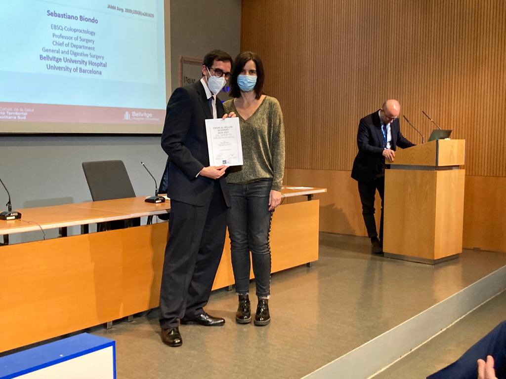 hospitaldelmar's tweet photo. Lliurament dels premis del #MemorialLinoTorre2021 al millor resident, Dr. Marc Pérez, al millor docent, Dra. @PatriciaSVelzq5, i el premi #LinoTorre a la #recerca quirúrgica al Dr. Sebastiano Biondo de l’@hbellvitge. Felicitats!! https://t.co/vdi0svmdTH