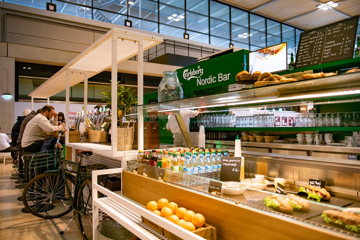 berlinairport's tweet image. Der Food Court am #BER ist um ein Angebot reicher: Die neu eröffnete #NordicBar bietet Reisenden vor dem Abflug süße und herzhafte Snacks, kühle Getränke, eine große Auswahl an Bieren sowie Kaffee in allen Variationen.

ber.social/nordic-bar

© Ekaterina Zershchikova / FBB