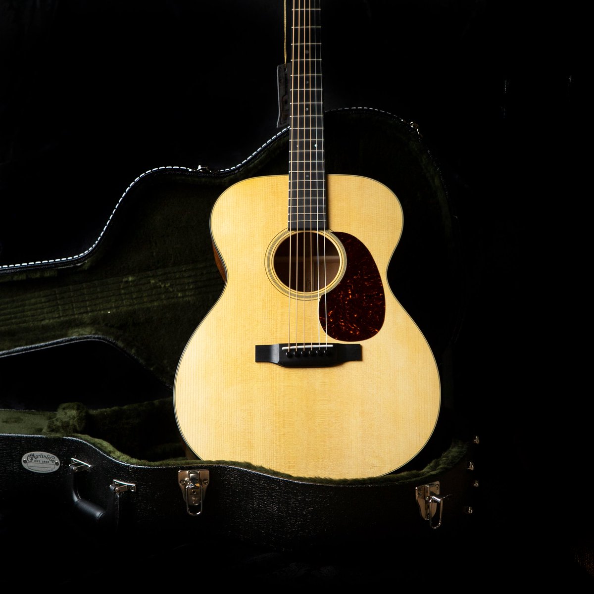 musicdistrib's tweet image. La @MartinGuitar  000-18 es una apuesta segura para los que buscan una acústica de sonido tradicional, y con un tacto increíble tanto en la ejecución con púa, como en técnicas fingerpicking.

Esta preciosa unidad está disponible en @Stringsfield