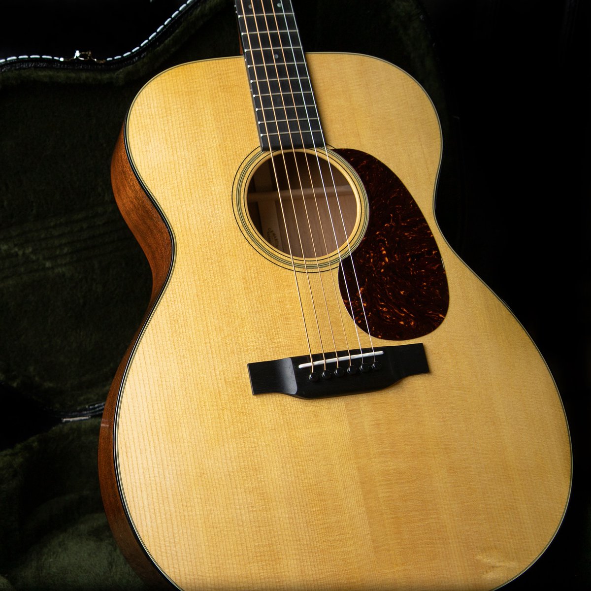 musicdistrib's tweet image. La @MartinGuitar  000-18 es una apuesta segura para los que buscan una acústica de sonido tradicional, y con un tacto increíble tanto en la ejecución con púa, como en técnicas fingerpicking.

Esta preciosa unidad está disponible en @Stringsfield