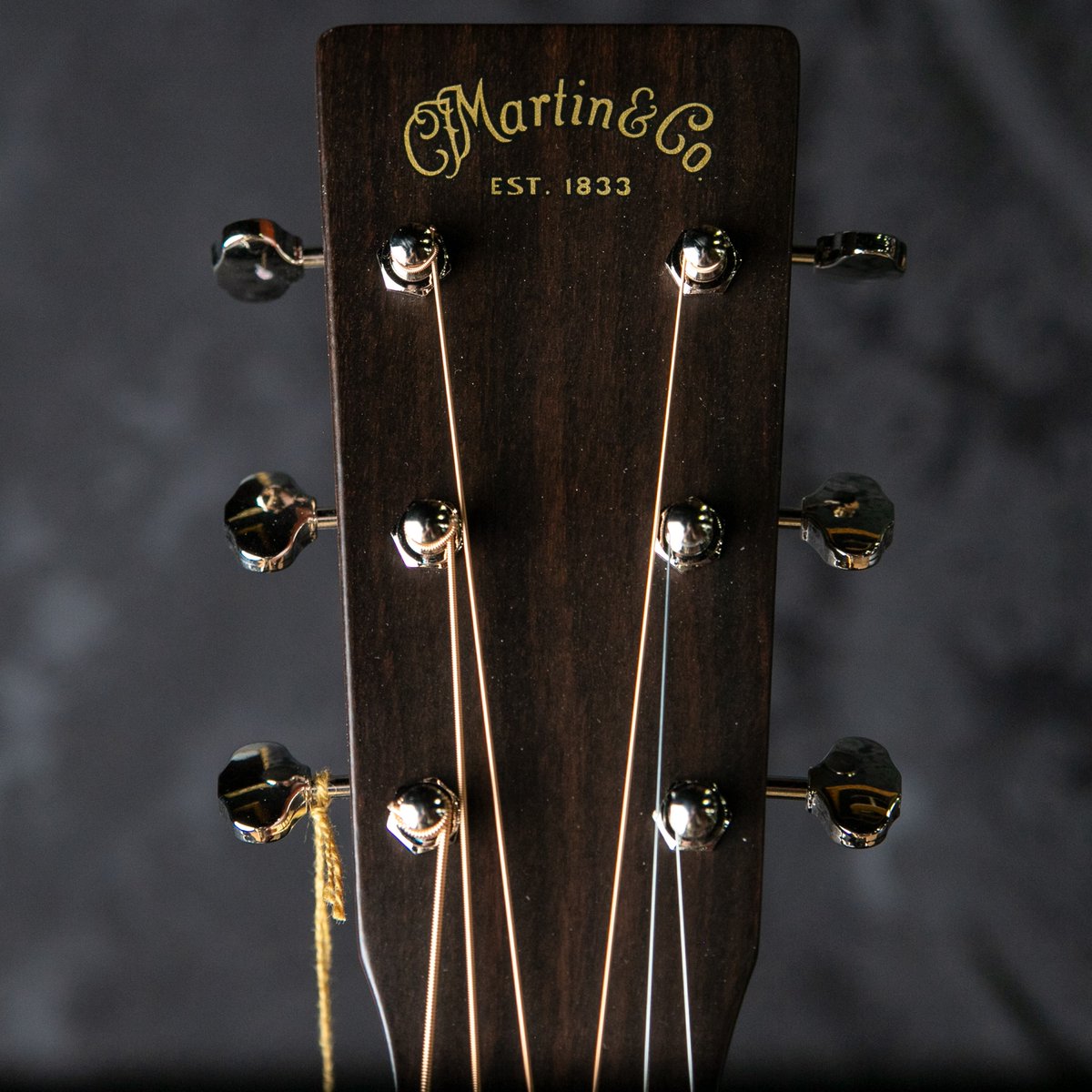 musicdistrib's tweet image. La @MartinGuitar  000-18 es una apuesta segura para los que buscan una acústica de sonido tradicional, y con un tacto increíble tanto en la ejecución con púa, como en técnicas fingerpicking.

Esta preciosa unidad está disponible en @Stringsfield