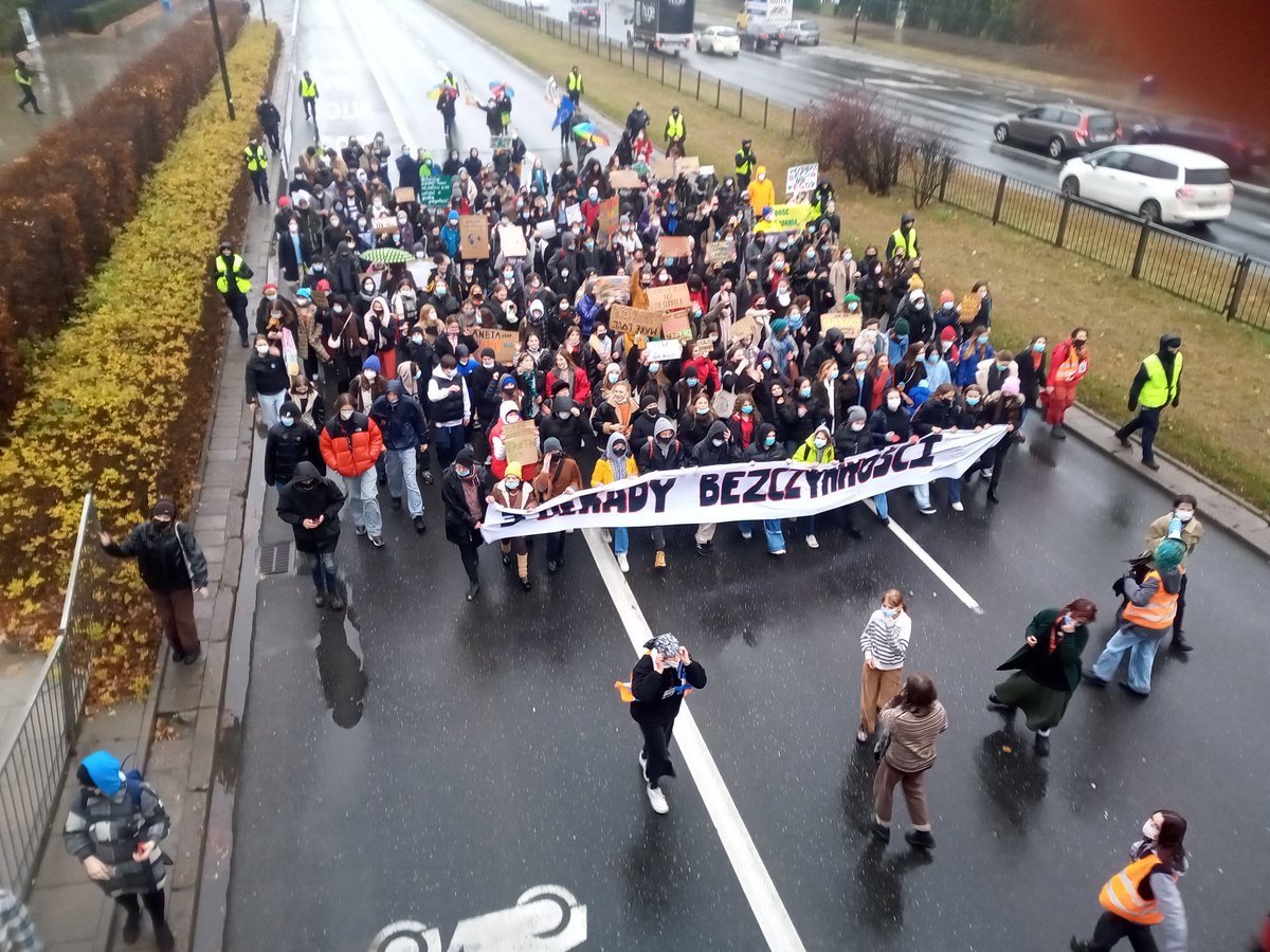 IdoLiven's tweet image. Poland's youth climate strikers @msklimatyczny now heading to the climate ministry.
 #FridaysForFuture