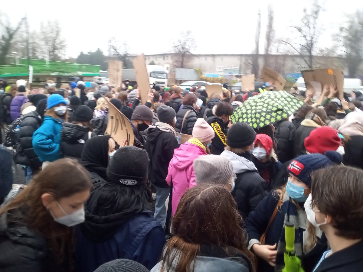 IdoLiven's tweet image. Poland's youth climate strikers @msklimatyczny now heading to the climate ministry.
 #FridaysForFuture