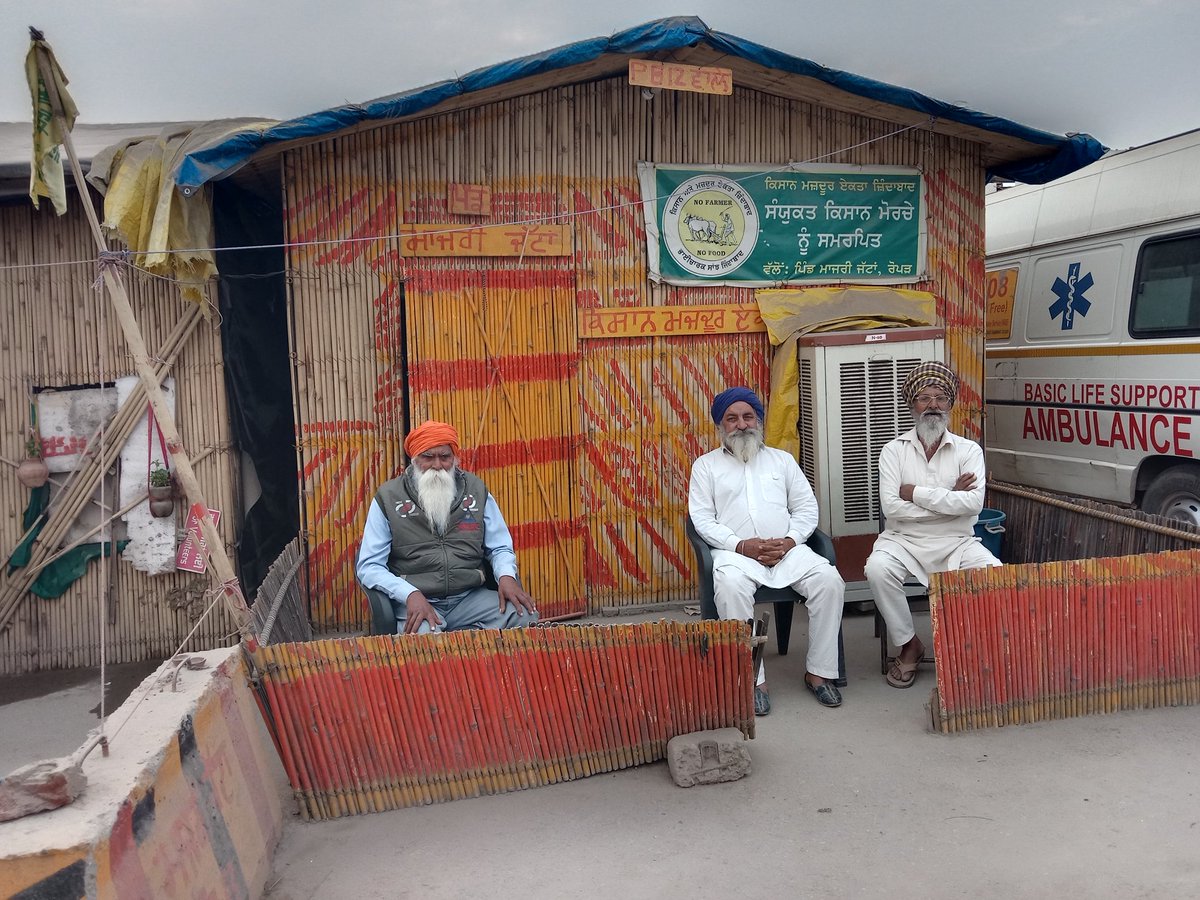 kisanektamorcha's tweet photo. Farmers celebrating the repeal of three farm laws at Singhu border.

#KisanMajdoorEktaZindabaad 
#VictoryForFarmers https://t.co/7wassYOpdA