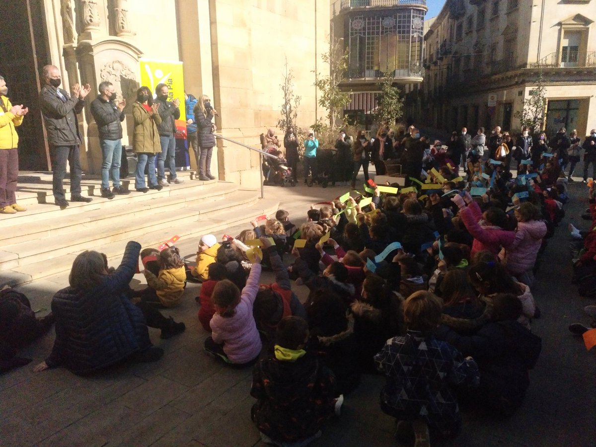 ajtarrega's tweet photo. ✔️ Participem a la cloenda de la campanya de conscienciació 'Treu-te 1 Kg', en què alumnes de l'Escola Pia de #Tàrrega han recaptat més d'un miler de productes d'alimentació, higiene i material escolar. Donacions efectuades a Càritas. Moltes gràcies per la vostra #solidaritat! 🙌 https://t.co/Rh4AvwSgM6