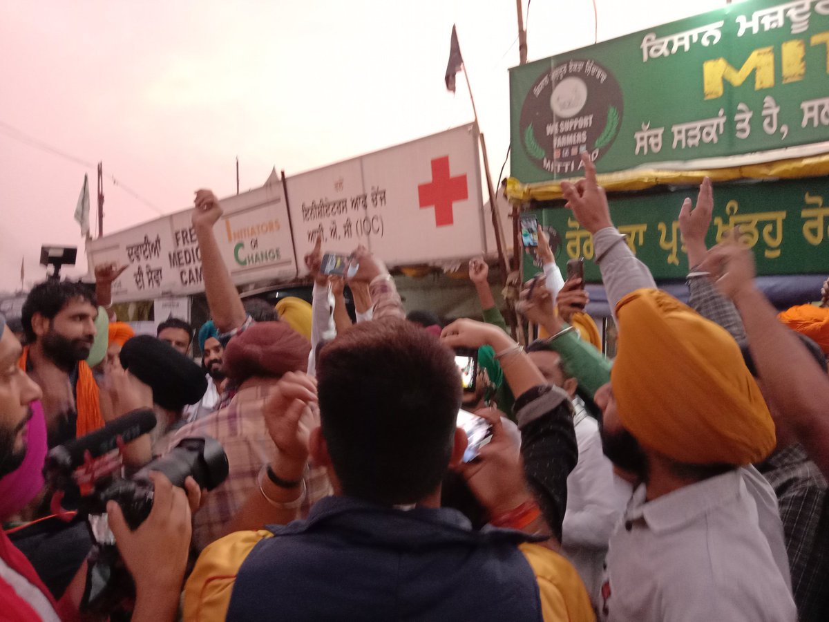 kisanektamorcha's tweet photo. Farmers celebrating the repeal of three farm laws at Singhu border.

#KisanMajdoorEktaZindabaad 
#VictoryForFarmers https://t.co/7wassYOpdA