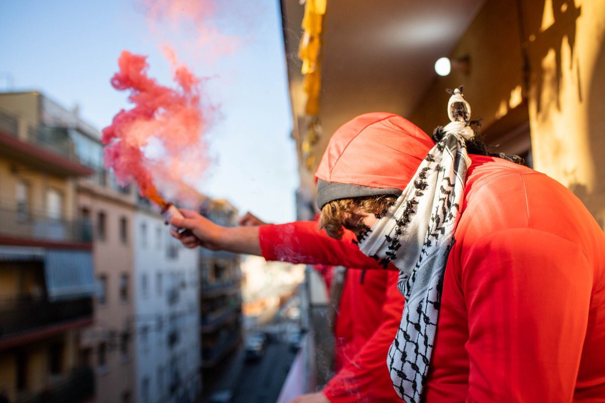 joangalvezfoto's tweet photo. Avui la pressió popular ha fet que la Yousra i les seves dues filles menors d'edat puguin dormir a casa. Tot i això el desnonament ha quedat en data oberta. No saber quan ni com et faran fora de casa és d'una violència insostenible. https://t.co/uqjLSn8QWC