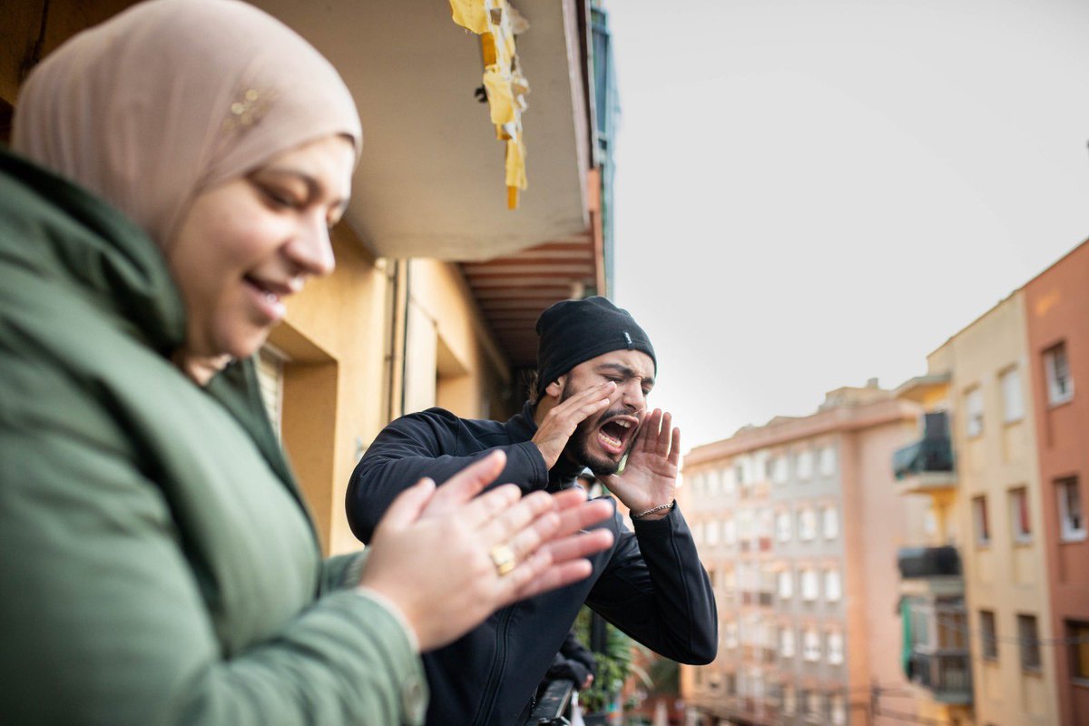 joangalvezfoto's tweet photo. Avui la pressió popular ha fet que la Yousra i les seves dues filles menors d'edat puguin dormir a casa. Tot i això el desnonament ha quedat en data oberta. No saber quan ni com et faran fora de casa és d'una violència insostenible. https://t.co/uqjLSn8QWC